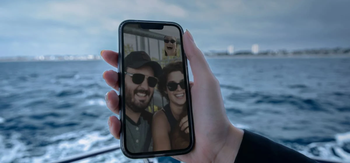 Telefone numa videochamada numa embarcação